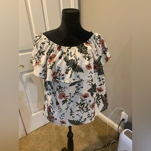 Off the shoulder or on the shoulder edge beautiful flowy top